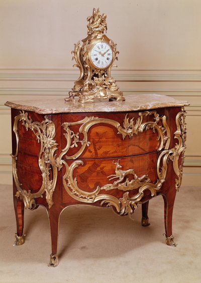 Marqueterie commode, een van een paar, gefineerd in tulpenhout en koningshout, Louis XV periode, door Bernard van Risenburgh en vergulde schoorsteenklok, Le Roy, 1715 door Unbekannt Unbekannt